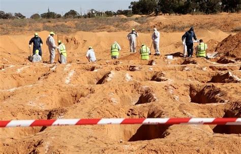 L­i­b­y­a­­n­ı­n­ ­T­e­r­h­u­n­e­ ­ş­e­h­r­i­n­d­e­ ­y­e­n­i­ ­b­i­r­ ­t­o­p­l­u­ ­m­e­z­a­r­ ­b­u­l­u­n­d­u­